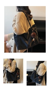 Détail d'un grand sac cabas en similicuir noir orné d'un pompon en peluche marron