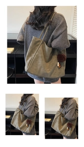 Vue détaillée du grand sac cabas vintage vert olive avec pendentif boule de fourrure