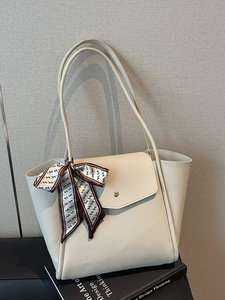 Sac fourre-tout en cuir beige avec boucle dorée et foulard en soie décoratif