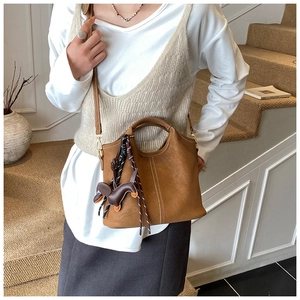 Braune Vintage-Tasche aus Kunstleder mit Dackel-Anhänger und Kontrastnähten für Damen
