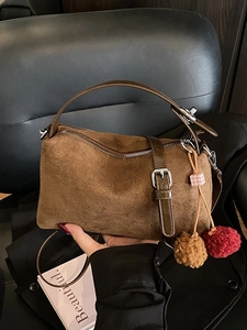 Sacs à Main en Suède Dépoli pour Femmes Sac Oreiller Vintage Sac à Bandoulière de Navette Avec Breloques en Boule de Fourrure