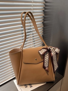 Grand sac cabas marron en cuir grainé avec boucle dorée et foulard en soie décoratif