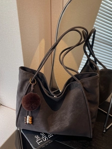 Borsa Tote da Donna in Pelle PU di Grande Capacità con Ciondolo a Palla di Pelo Retrò Casual Quotidiana Borsa a Spalla