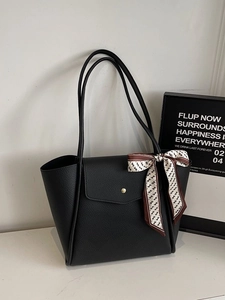 Sac cabas noir en cuir grainé avec boucle dorée et foulard en soie pour femmes