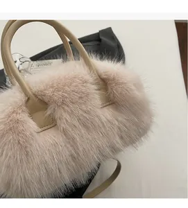 Gros plan sur la texture en peluche douce et la poignée en cuir d'un sac à main chic