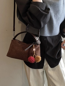Sac à main en daim marron foncé pour femme avec pendentif pompon bicolore et bandoulière