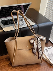 Grand sac cabas marron clair en similicuir avec motif litchi et foulard de soie décoratif