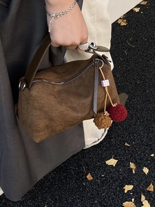 Sac à main en daim brossé marron avec pompon décoratif et poignées en cuir élégantes