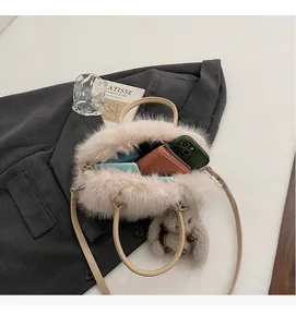 Vue intérieure montrant la grande capacité d'un sac cabas en peluche beige avec un téléphone