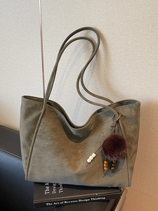 Borsa tote minimalista verde oliva scamosciata con fascino vintage e ciondolo di peluche