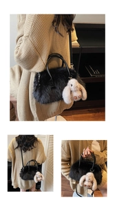 Détail du sac coquille en fausse fourrure noire avec breloque lapin et bandoulière