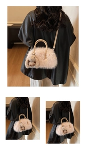 Détail d'un sac à main en fausse fourrure rose beige avec un charm lapin pelucheux