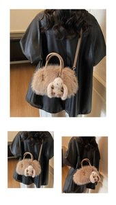 Détail du sac coquille en fausse fourrure kaki avec breloque lapin et bandoulière PU
