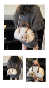 Sac à main en peluche blanche avec anses en cuir marron et charm de lapin mignon