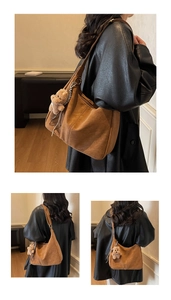 Détail du sac hobo caramel avec texture mate et breloque en peluche en forme d'ours