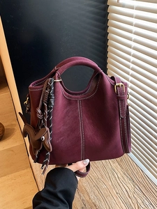Minimalistische burgunderrote Beuteltasche mit Kontrastnaht und süßem Hundeanhänger