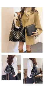 Détail du sac Hobo noir avec clous argentés incluant une pochette assortie