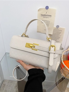 Elegante borsa a mano quadrata intrecciata beige con chiusura rotante dorata e manico superiore