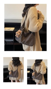 Détail d'un sac cabas marron foncé montrant la texture suédée et le charm de chien en peluche