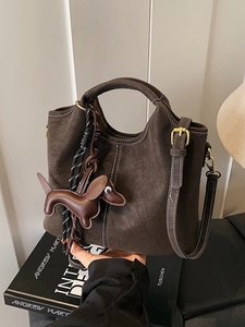 Dunkelbraune Retro-Leder-Einkaufstasche mit weißen Kontrastnähten und Hundeanhänger