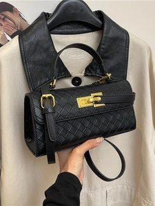 Borsa a tracolla rettangolare nera intrecciata con fibbia dorata e manico superiore