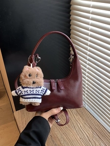 Sac Hobo en Cuir PU Rétro pour Femmes Forme Croissant Couleur Unie Vintage Sac à Épaule Avec Pendentif en Peluche Décontracté