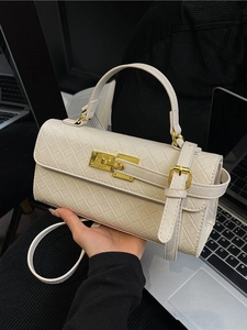 Borsa quadrata in pelle intrecciata bianco crema con fibbia dorata e tracolla a spalla