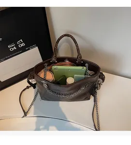 Interno spazioso della borsa tote marrone scuro che mostra la grande capacità