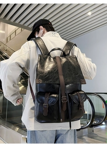 Vue détaillée du sac à dos vintage en cuir PU avec boucles aimantées sur les poches
