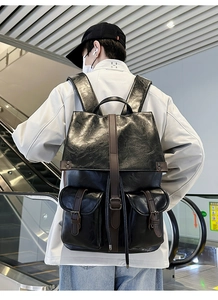 Détail d'un sac à dos vintage en cuir PU noir avec boucles et doubles poches sur un mannequin