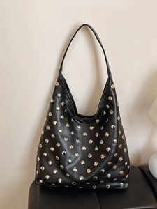 Sac hobo rétro en similicuir noir avec clous argentés et bandoulière réglable