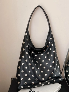 Sac hobo vintage en similicuir noir avec rivets argentés et large bandoulière