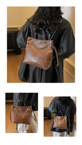 Dettaglio della borsa a secchiello marrone vintage con catena in metallo e coulisse
