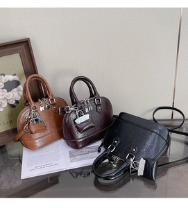 Trois sacs coquillages en marron et noir avec texture cuir PU plissé