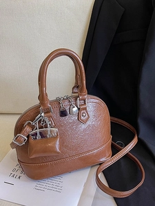 Sac à main vintage marron en forme de coquillage en similicuir huilé avec pendentif