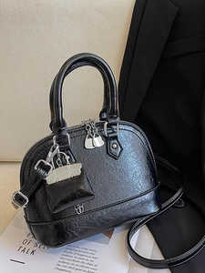 Sac à main rétro en forme de coquillage noir avec texture craquelée et mini breloque