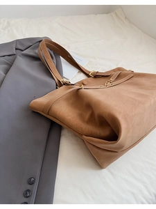 Détail du sac cabas en similicuir caramel avec œillets métalliques et grain raffiné