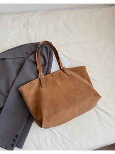 Détail du grand sac cabas marron avec bandoulière réglable et fermoir magnétique chic
