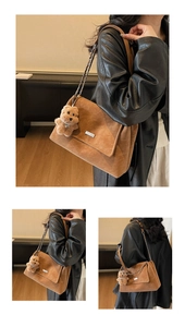 Detailansicht der braunen Wildledertasche mit Silberkette und kleinem Teddybär-Anhänger