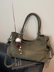 Borsa tote vintage verde oliva con cuciture a contrasto e ciondolo in peluche