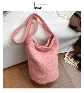 Détail du sac cabas rose en peluche imitation laine d'agneau dans un décor d'hiver