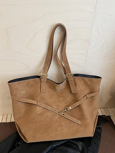 Grand sac fourre-tout marron rétro avec bandoulières réglables et détails d'œillets en métal