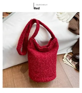 Détail du sac seau rouge en peluche avec texture douce pour les styles de mode hiver