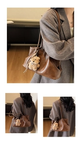 Détail du grand sac cabas en suédine marron avec charm ours en peluche et pompon cuir