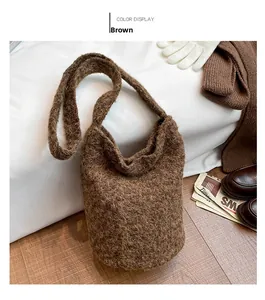 Détail d'un sac seau en maille marron avec texture duveteuse sur un lit douillet