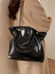 Grand sac cabas noir élégant avec chaîne et cordon de serrage en cuir froissé brillant