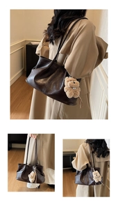 Détail du grand sac cabas en cuir marron foncé avec un joli pendentif ours en peluche