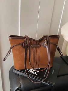 Retro caramel brown tote bag with vintage badge and large capacity for daily commute