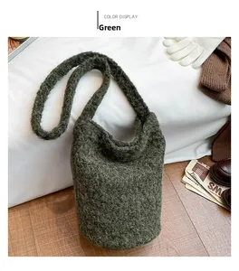 Détail d'un sac cabas en maille vert foncé avec texture peluche et décor d'hiver
