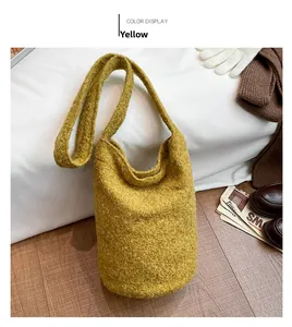 Détail du sac seau en maille duveteuse jaune avec texture et large bandoulière